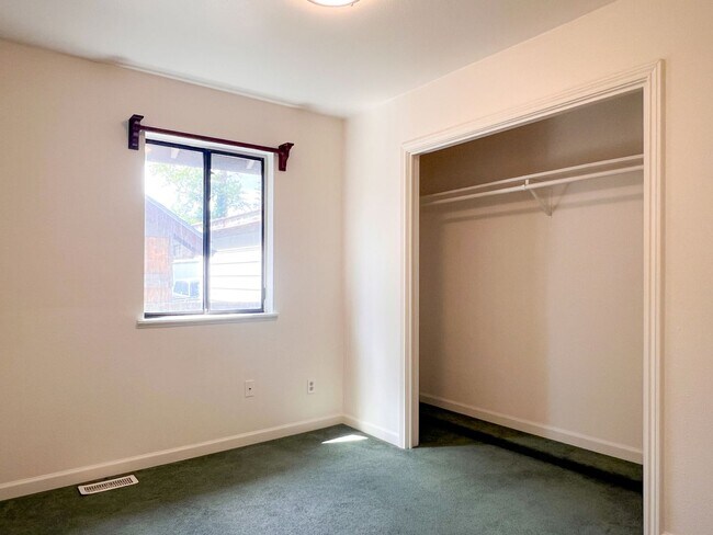 Building Photo - 1055 River St