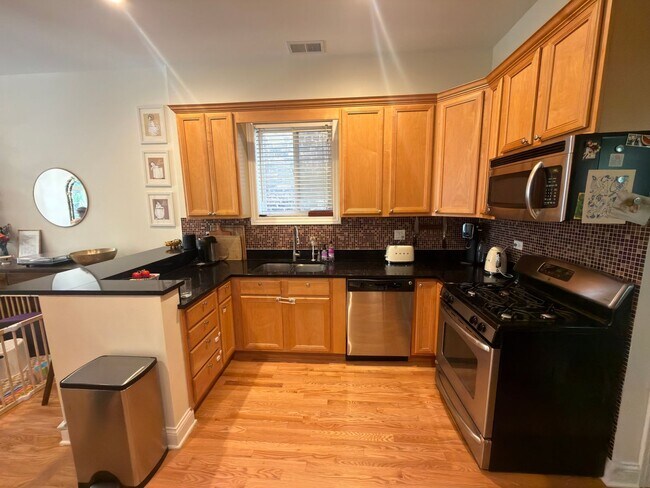 Building Photo - Beautifully updated & maintained 2 bed/2 bath Noble Square condo in an intimate 3 unit building.