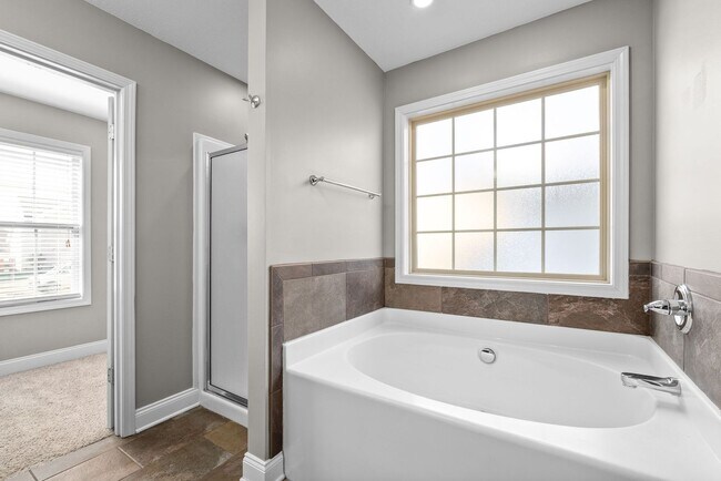 Building Photo - Three Bedroom with Bonus in Franklin Meadows!