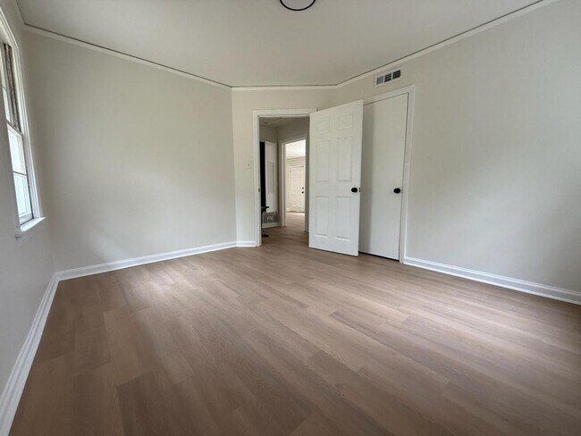 Building Photo - 3979 Thomas Ave