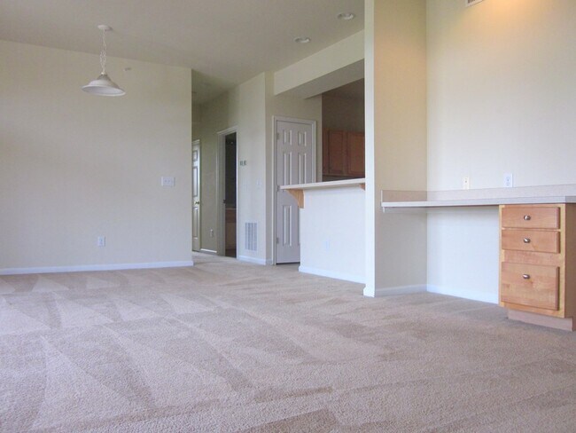 Building Photo - 655 Woodbrook Dr