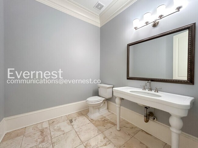Building Photo - Spacious 7 Bed/8 Bath Home with Garage / Pet-Friendly / Available Now!