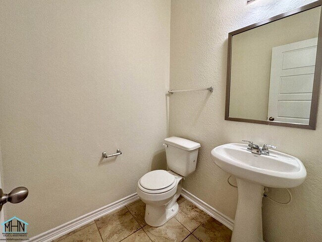 Building Photo - Gorgeous 4 bedroom, 3.5 bath home, minutes...
