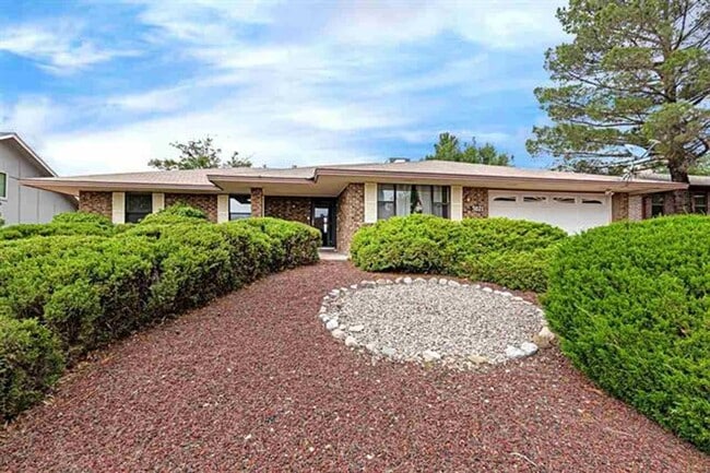 Primary Photo - Beautiful 4 Bedroom/2 Bath Home