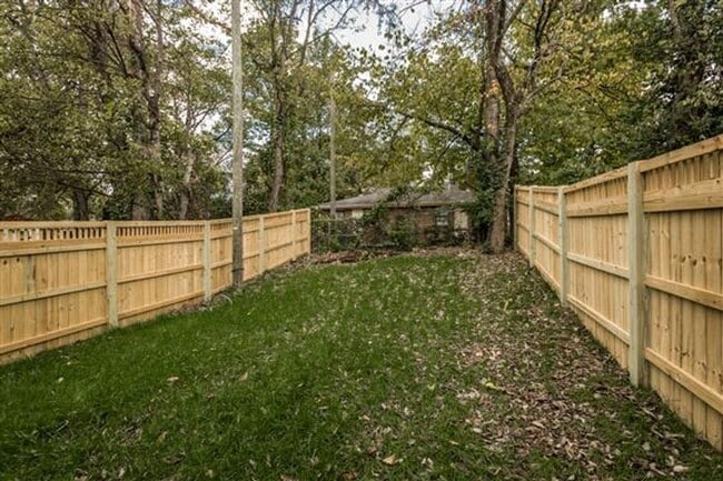 Building Photo - Huge East Nashville Home just steps to the...