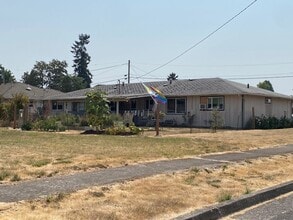 Building Photo - Great Pet Friendly Two Bedroom Duplex in Lebanon!