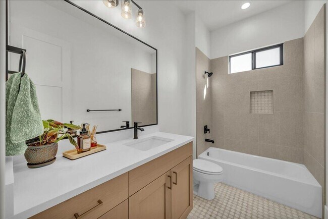 Building Photo - Beautiful 6-Bedroom, 5-Bathroom Home for R...