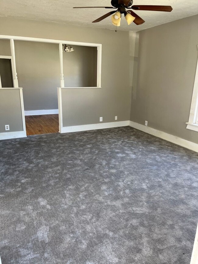 Building Photo - $1025 - 3 bed 1 bath - Single Family Home