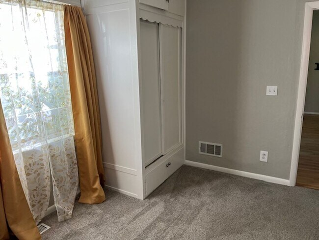 Building Photo - Old Town Updated 3 bed home w detached garage