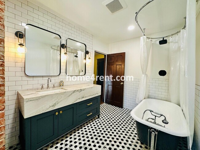 Building Photo - Beautiful, KCMO Home with Historic Charm, Updated Kitchen, Wood Floors and a Fenced Yard!