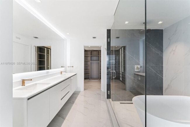 Building Photo - 700 NE 24th St