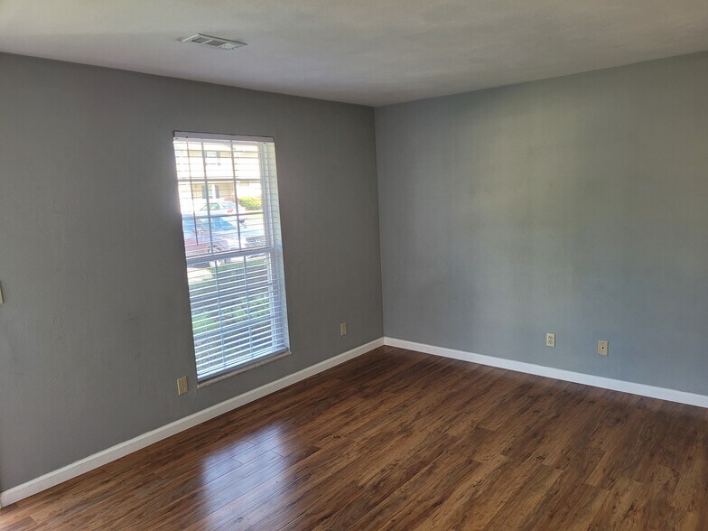 Building Photo - 8 Peartree Ln
