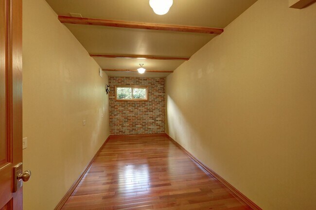 Building Photo - Welcome Home to Your Beautiful Oasis in En...
