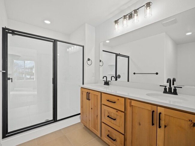 Building Photo - Beautiful 3-bedroom, 2.5-bath townhome