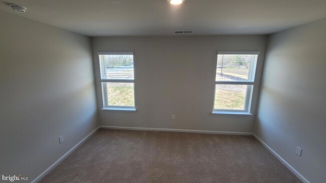 Building Photo - 102 Sycamore Ln