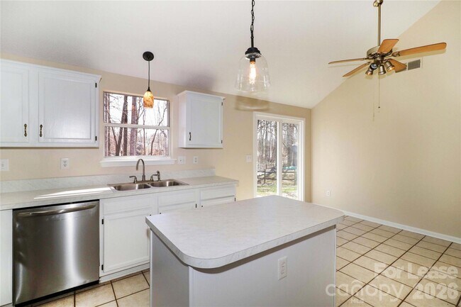 Building Photo - 729 Rebecca Jane Dr