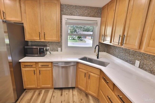 Building Photo - 3795 Summer Dr