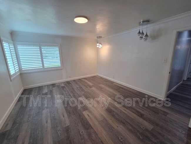 Building Photo - 9 W Robinhood Dr