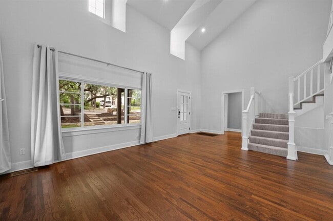 Building Photo - 2109 W 10th St