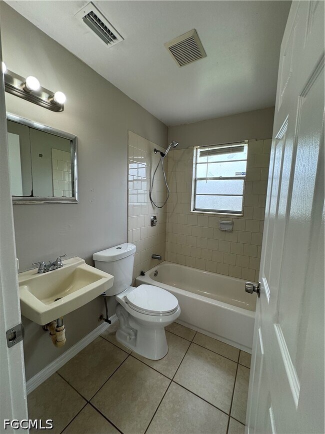 Building Photo - 1112 Gifford Ave S