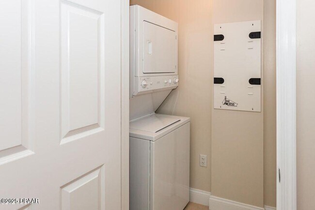 Building Photo - 231 Riverside Dr