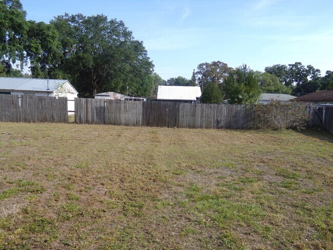 Building Photo - Three-Bedroom Auburndale Home with Large Y...