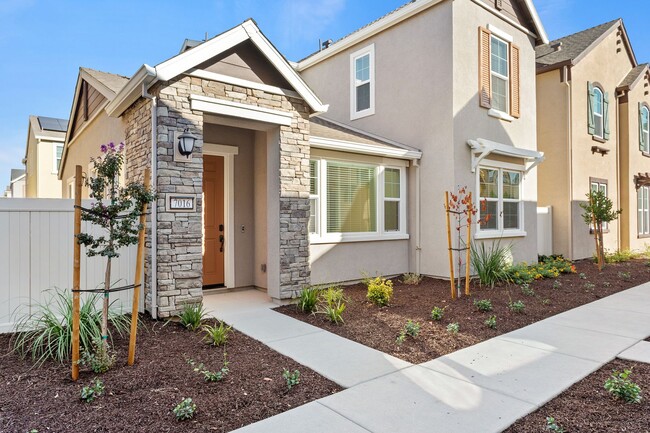 Building Photo - Gorgeous Newer Home in Roseville!