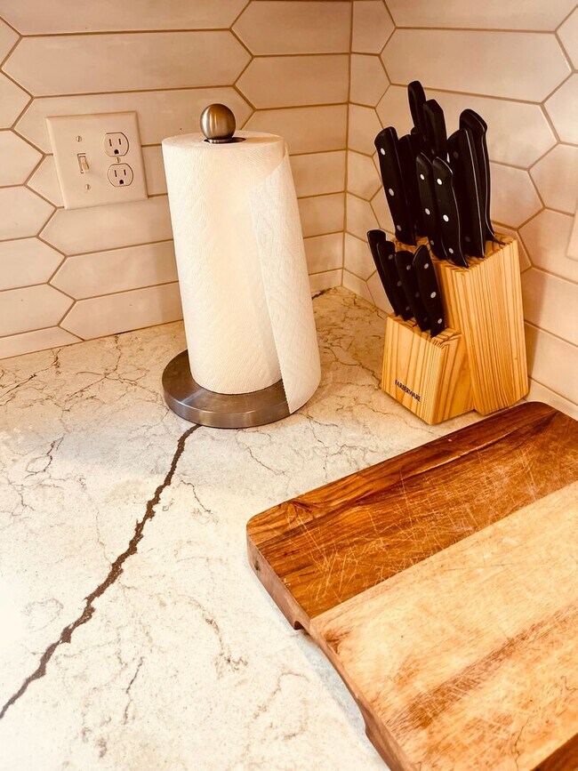 Building Photo - Fully Furnished 2 bedroom cottage in downtown Poulsbo...available starting 5-1