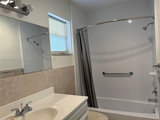 Building Photo - 20200 NE 27th Ct