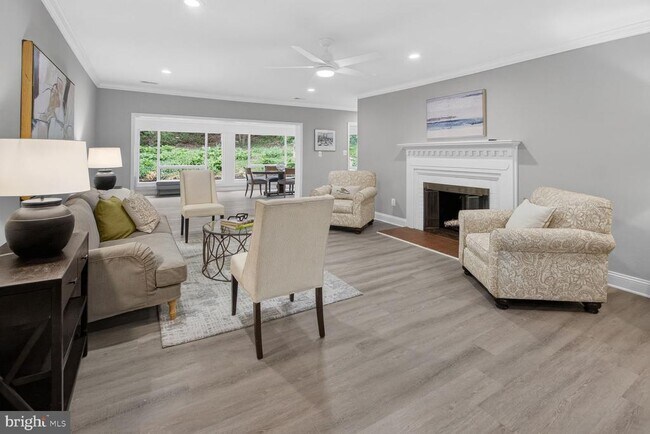 Building Photo - 3305 W Coquelin Terrace