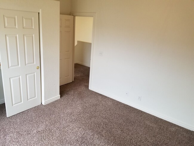 Building Photo - Westside 4 Bed, 2.75 Bath Townhouse w/Gara...