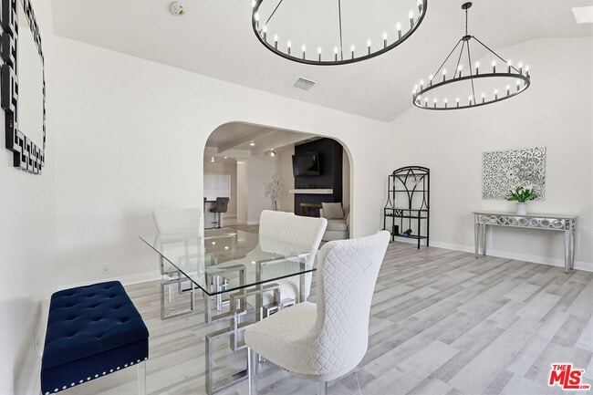 Building Photo - 9209 Paramount Blvd