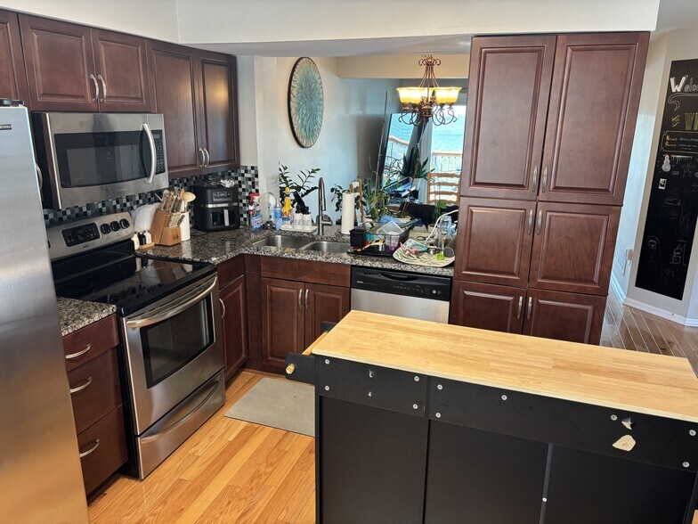 Building Photo - 1355 Riverwood Way