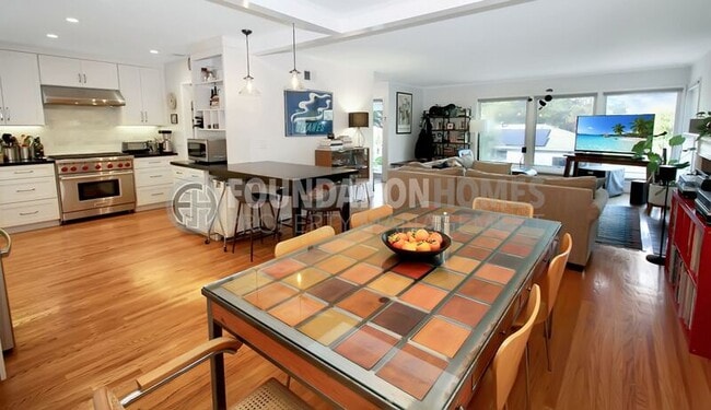 Building Photo - 122 Du Bois St