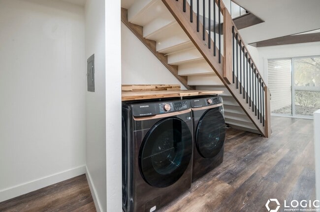 Building Photo - Stunning Townhome in Amazing Location!!