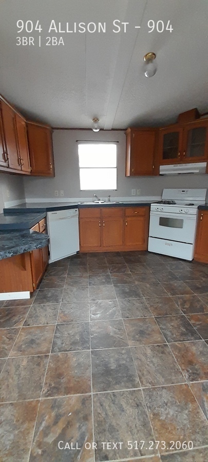 Building Photo - Roomy 3 Bed 2bath Mobile Home  - New furna...