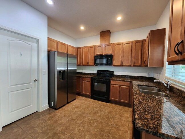Building Photo - Gorgeous 4-Bedroom, 3-Bathroom Home in Tampa