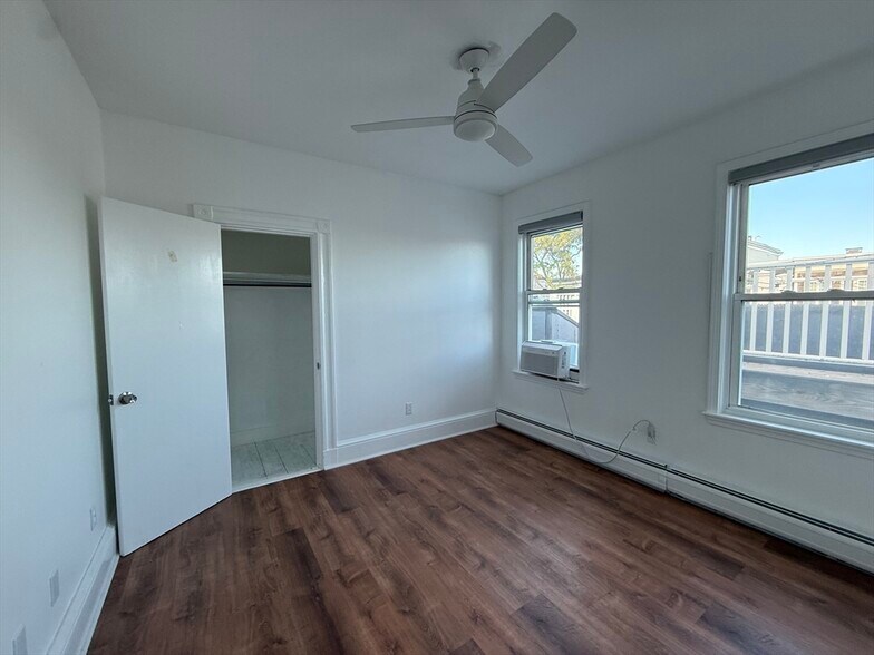 Building Photo - 1518 Columbia Rd