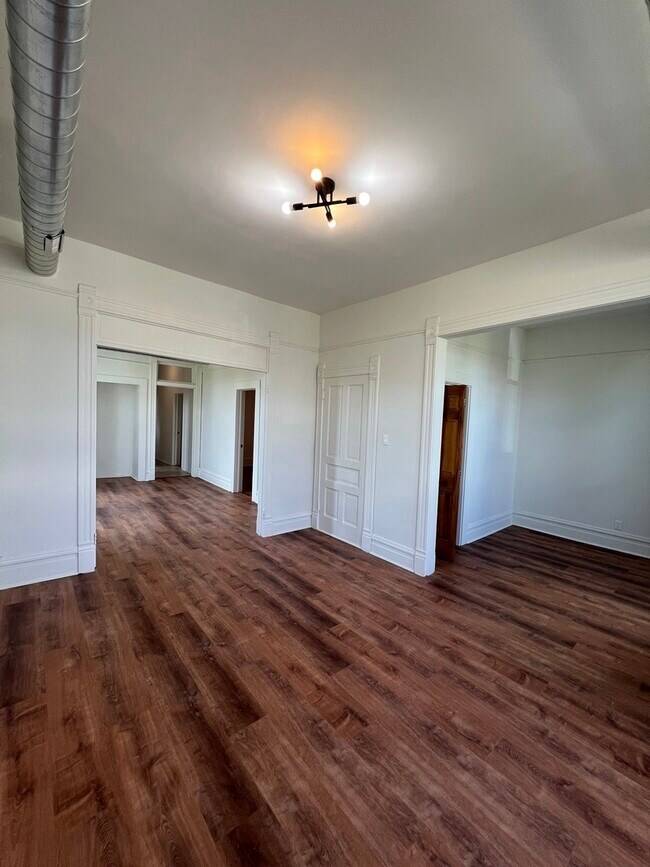 Building Photo - 5032 S Prairie Ave