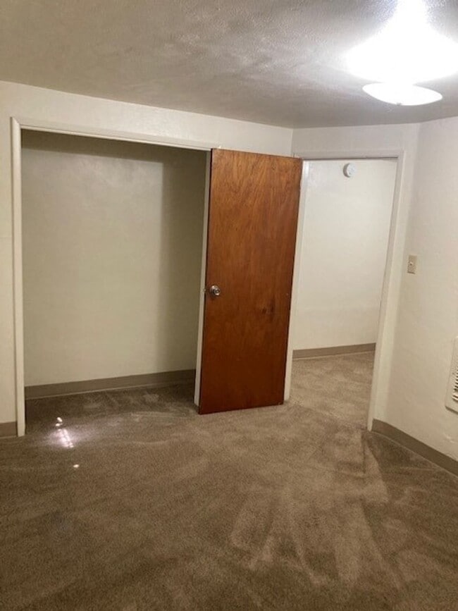 Building Photo - (487) 25th Street Duplex  2 Bdrm / 1 Bthrm