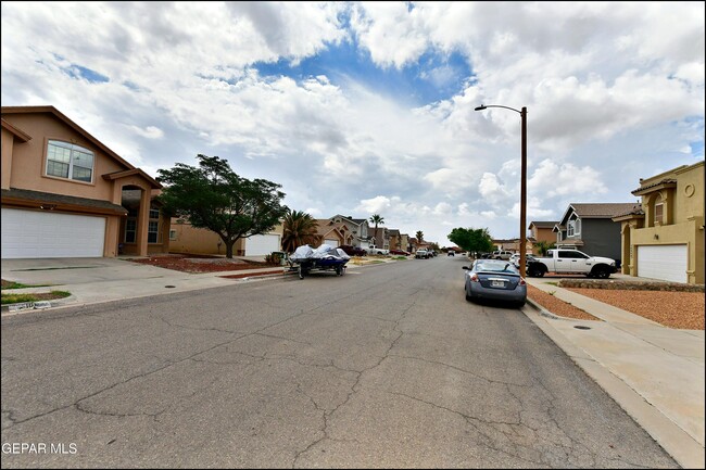 Building Photo - 10937 Northview Dr