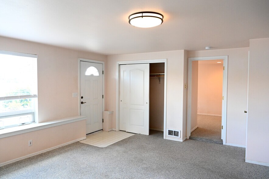 Building Photo - 6246 NE Eagle Harbor Dr