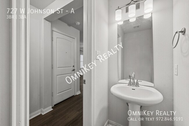 Building Photo - 727 W Johnson St