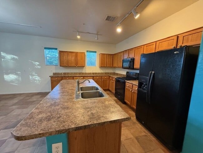 Building Photo - Reduced!!!  Beautiful 2-bedroom 2 Bath with Den in Mountain Gate Contact Property Pros