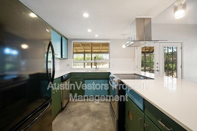 Building Photo - 2025 Monarch Dr