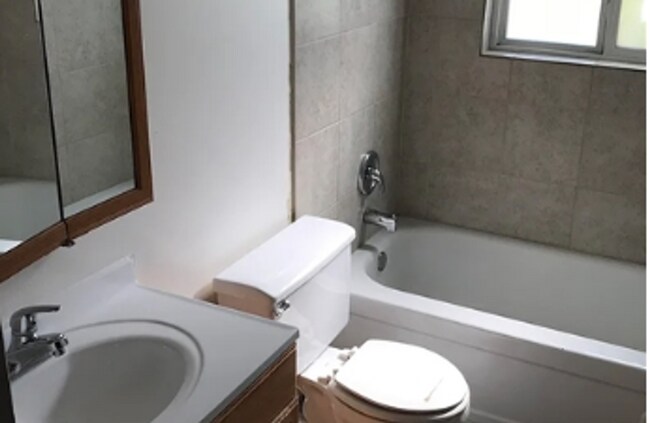 Building Photo - Binning Silver