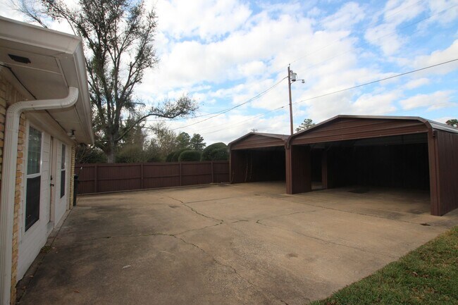 Building Photo - Available Now! Spacious 4 Bed/3 Bath Home ...