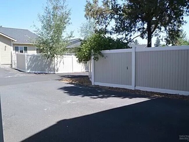 Building Photo - 3 Bed 2.5 Bath Home in desirable location!