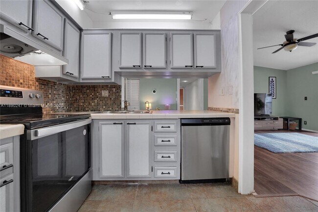 Building Photo - 2737 S Oakland Forest Dr