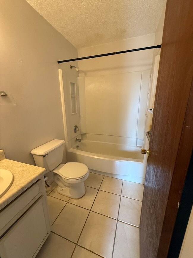 Building Photo - 126 Classic Ct